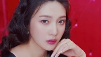 Joy de Red Velvet : Élégance captivante sur fond rouge audacieux