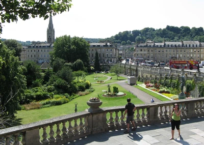 Malersicher Blick auf einen Stadtgarten mit Blick auf historische Architektur