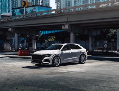 Audi RS Q8 no centro de Miami: um impressionante SUV de luxo branco