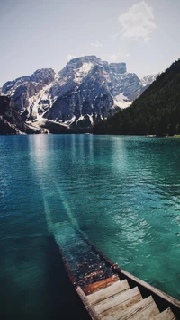 Lago tranquilo con reflejos de montañas en los Dolomitas