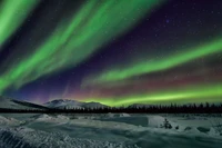 Aurora majestosa sobre a paisagem ártica à noite