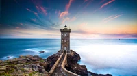 Phare majestueux surplombant des eaux tranquilles au crépuscule