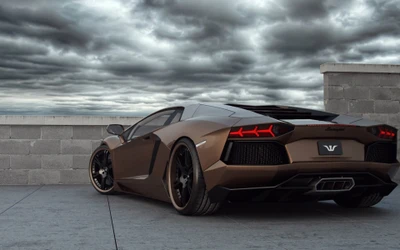 Lamborghini Aventador elegante contra um céu dramático