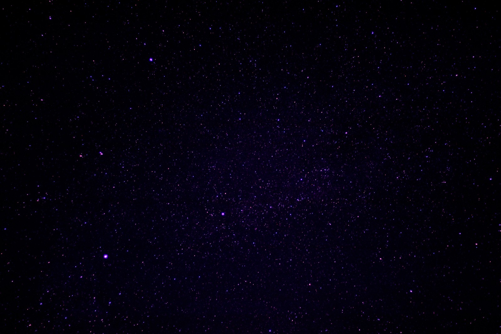 Un primer plano de un fondo morado y negro con estrellas (negro, objeto astronómico, atmósfera, estrella, constelación)