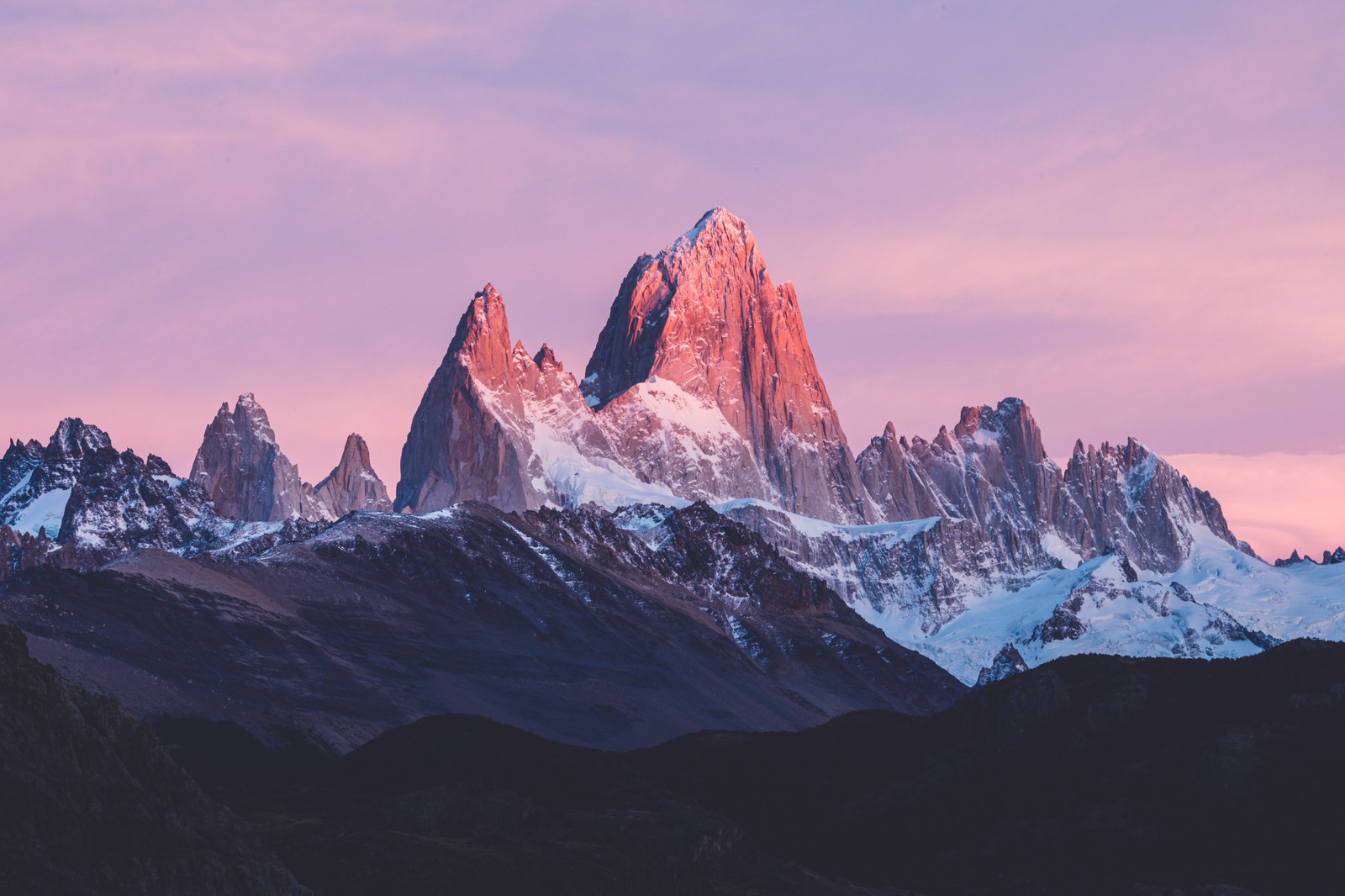 Um close de uma montanha com um céu rosa ao fundo (monte fitz roy, mount fitz roy, argentina, nascer do sol, alpenglow)