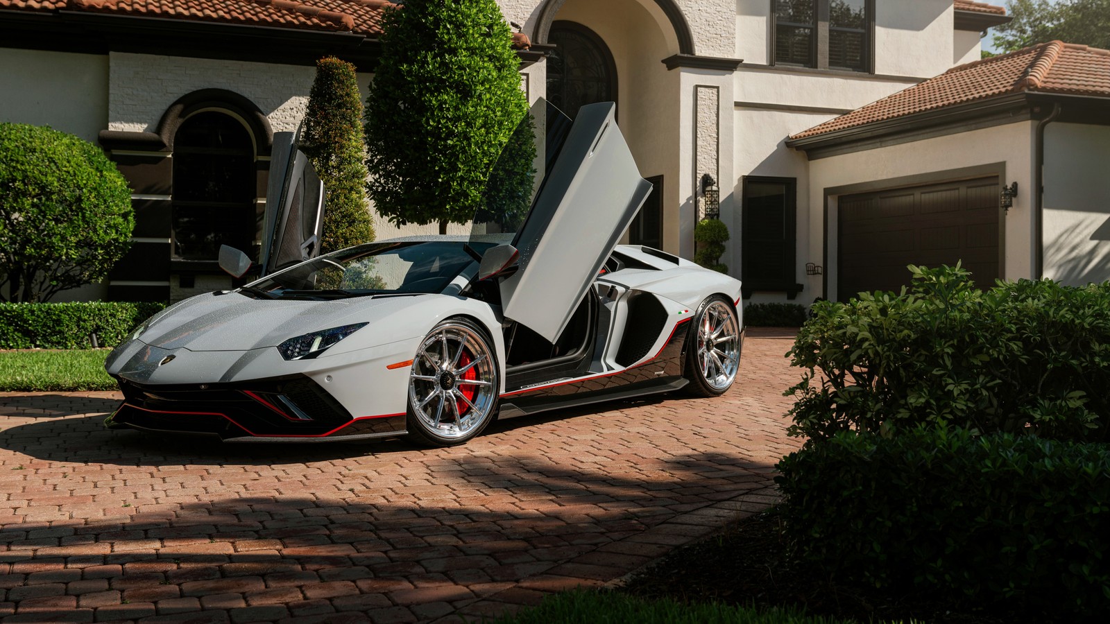 Un lambo blanco estacionado frente a una casa con una franja roja (lamborghini aventador lp 780 4 ultimae, al aire libre, 5k, 8k, coches)