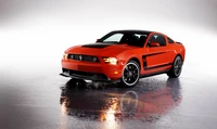 Lebhaft orangefarbener Ford Mustang mit einer eleganten schwarzen Motorhaube und sportlichen Felgen, der sein kraftvolles Muscle-Car-Design präsentiert.