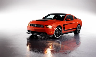 Lebhaft orangefarbener Ford Mustang mit einer eleganten schwarzen Motorhaube und sportlichen Felgen, der sein kraftvolles Muscle-Car-Design präsentiert.