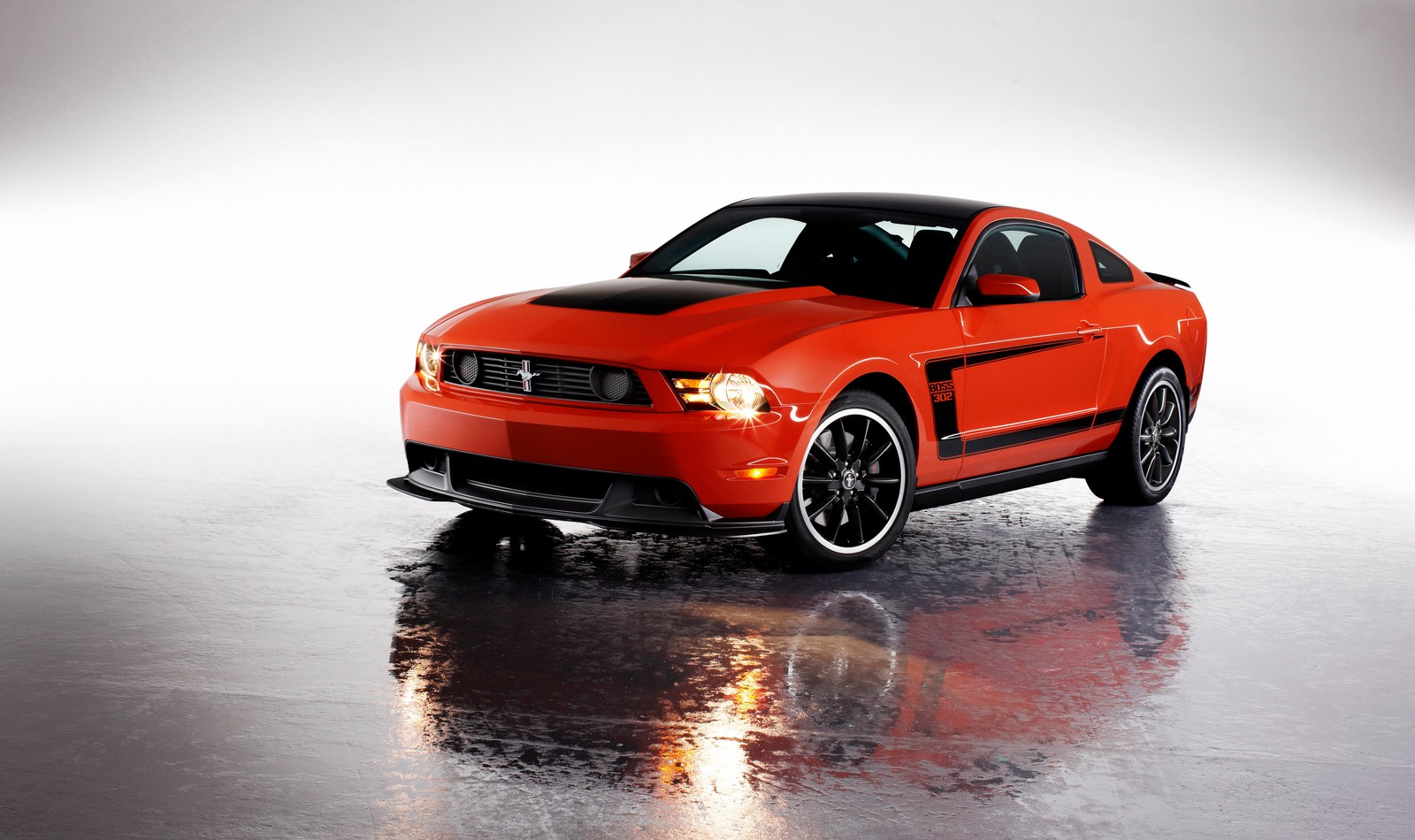 Um close de um mustang vermelho estacionado em um estúdio (boss 302 mustang, ford gt, ford, carro, carro muscle)