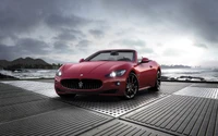 Maserati Granturismo Cabriolet contre un fond côtier dramatique