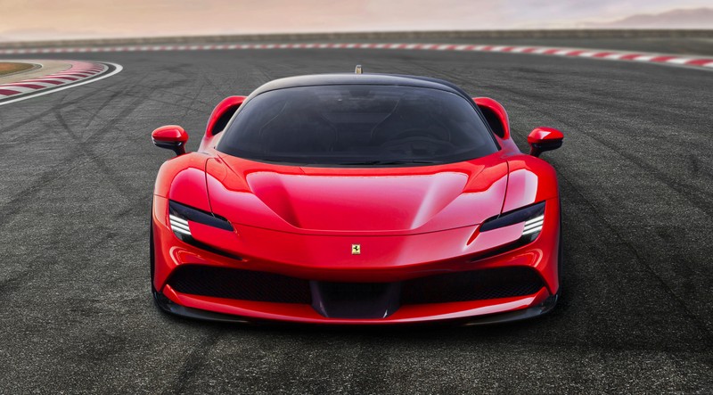 Красный спортивный автомобиль ferrari едет по трассе (ферари sf90 страдале, ferrari sf90 stradale, 5k, машины, обои 4k)