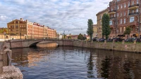 Vista escénica del canal en San Petersburgo con reflejos y arquitectura histórica