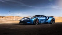 Ford GT: Ein atemberaubender blauer Supersportwagen in einer Wüstenlandschaft