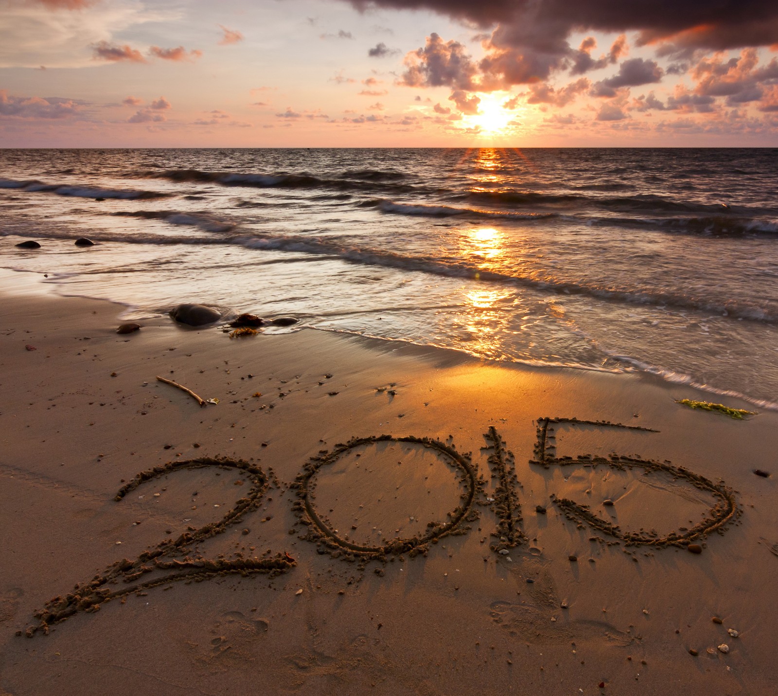 Foto editada da palavra 2013 escrita na areia da praia (2015, pôr do sol na praia, natureza, sol, água)