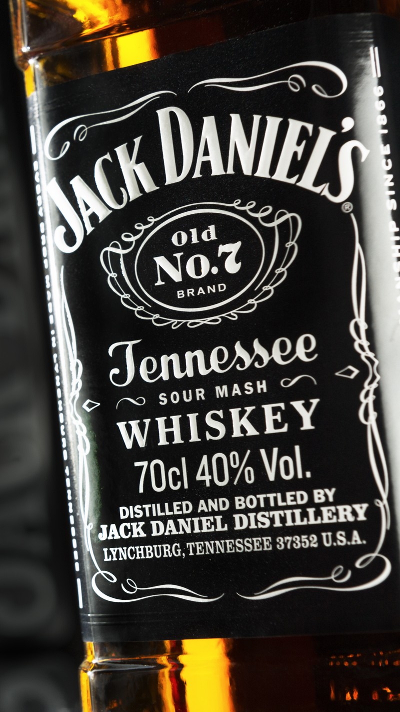 Крупный план бутылки виски jack daniels на столе (джек даниэльс, jack daniels, теннесси, tennessee, виски)