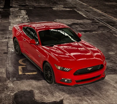 Ford Mustang GT rojo en un fondo industrial.