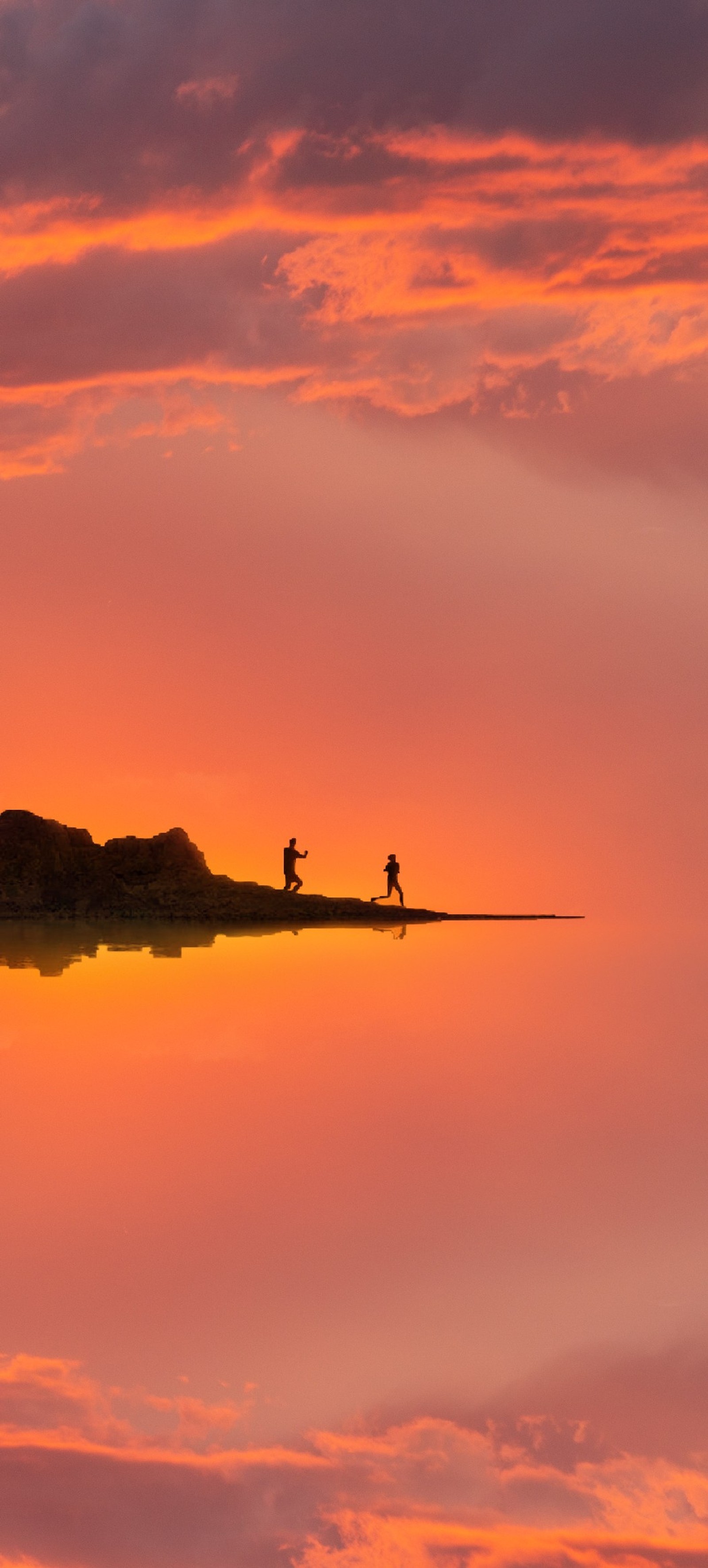 Atardecer en un lago con una persona de pie en una pequeña isla (samsung, galaxia, s10, 10, nota)