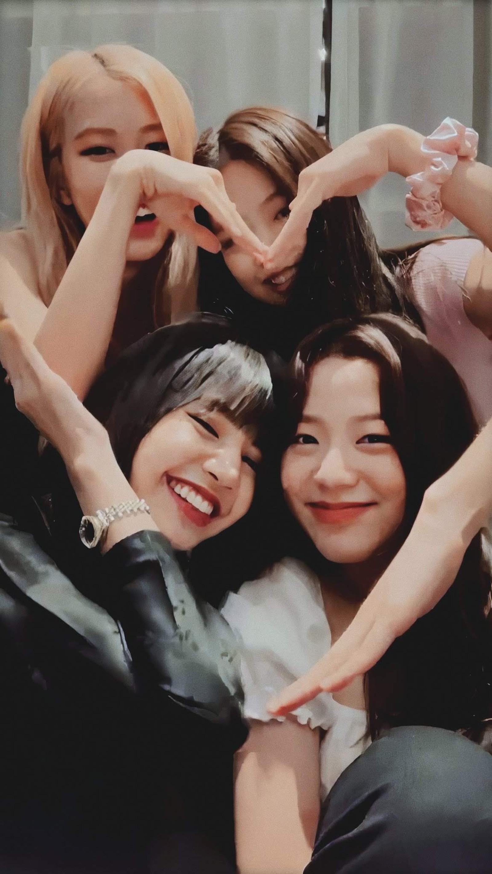 Quatre filles formant un cœur avec leurs mains (blackpink, clignement, bp, bts, kpop)