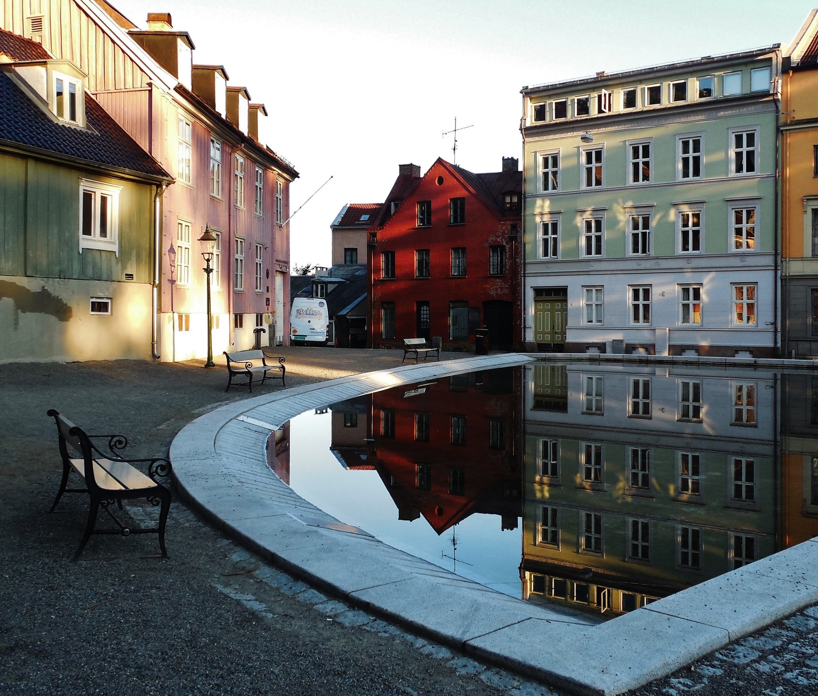 Há um banco à frente de um lago em uma cidade (casa, noruega, oslo, papel de parede)