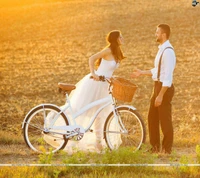 Amor alegre en medio de un atardecer dorado