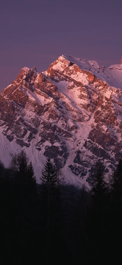 Lever de soleil majestueux sur des sommets de montagne enneigés