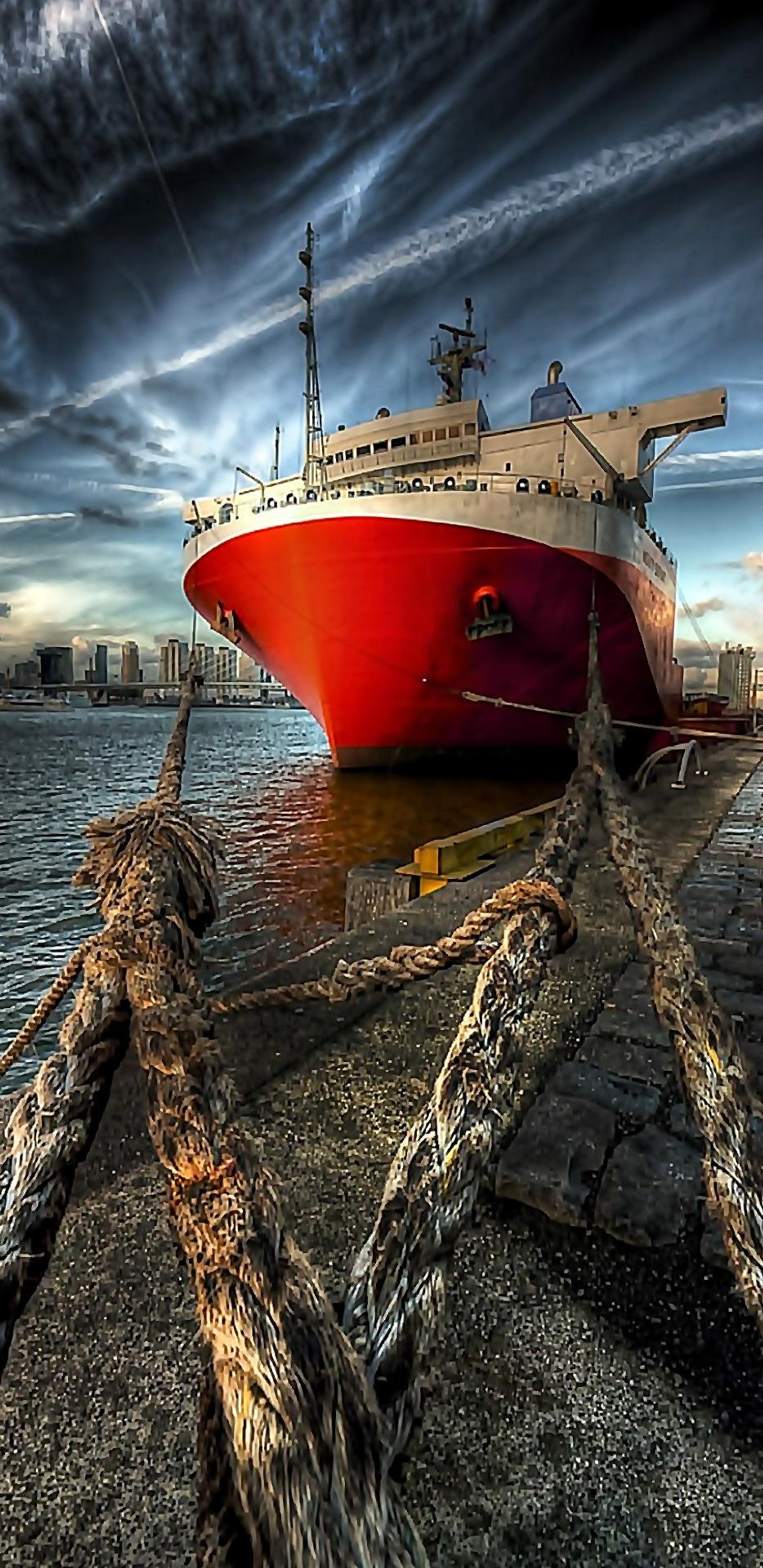 Il y a un grand bateau amarré dans l'eau (anniversaire, plongeurs, fiesta, focus, ford)