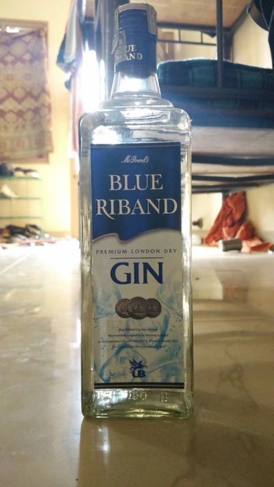 Botella de ginebra Blue Riband Premium London Dry