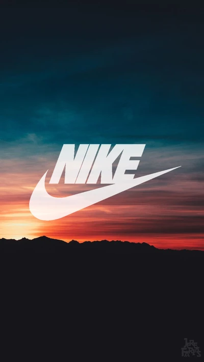 Nike-Logo vor einer lebhaften Sonnenuntergangslandschaft