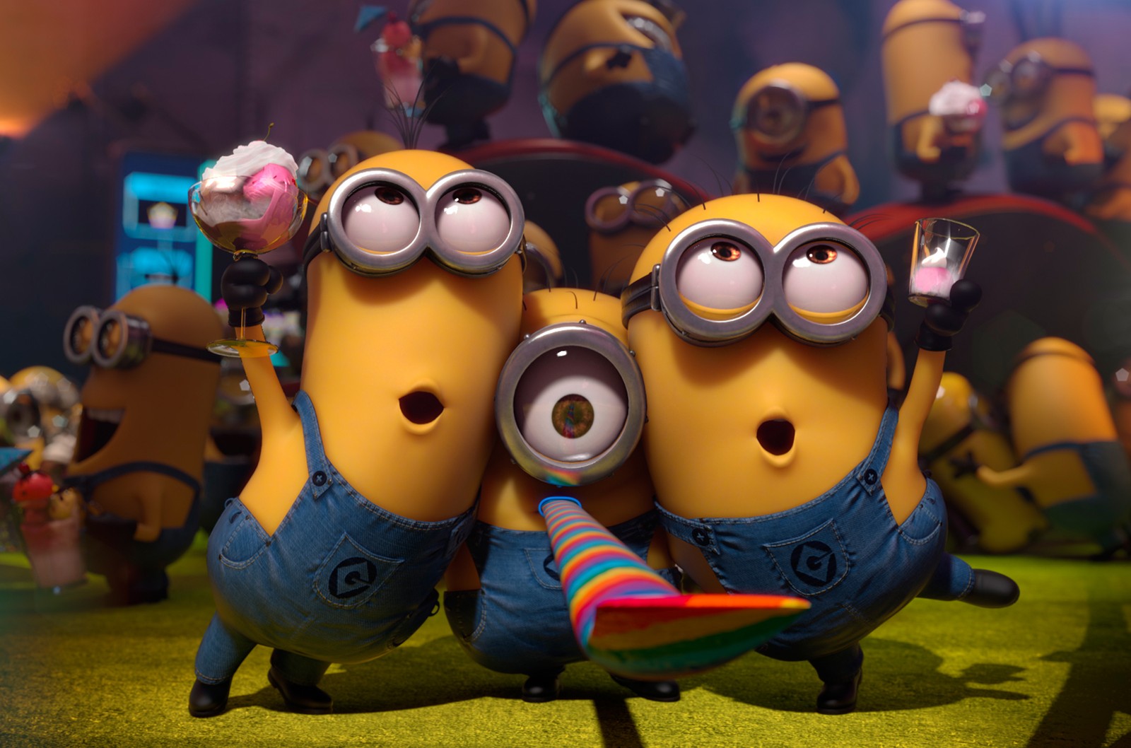 Los minions están de pie en grupo con un cepillo de dientes en las manos (minions hd, fiesta)