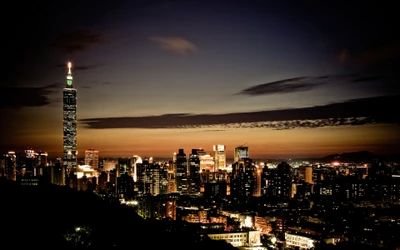 Taipei 101 illumine la ligne d'horizon nocturne de Taipei au crépuscule