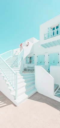 Arquitectura blanca moderna con escaleras curvas y fachada azul