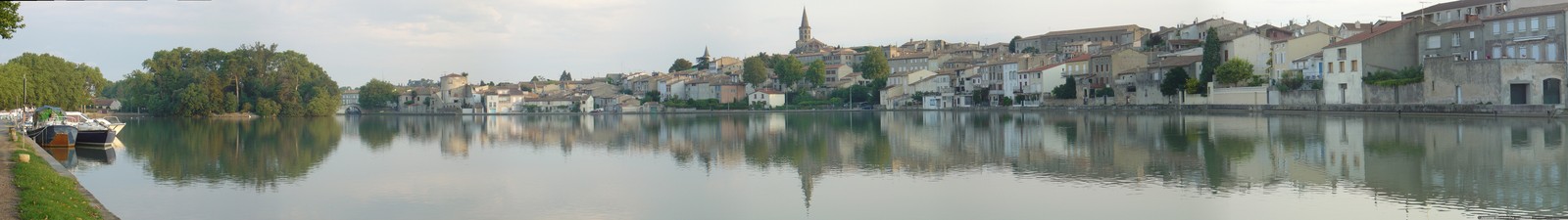 Uma vista de um rio com uma igreja ao fundo (reflexo, flúmen, cidade, água, via navegável)