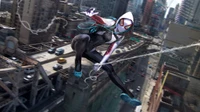 Gwen Stacy als Spider-Man, die durch die Stadt schwingt