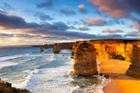 Falésias majestosos e praias douradas ao pôr do sol ao longo da costa do oceano