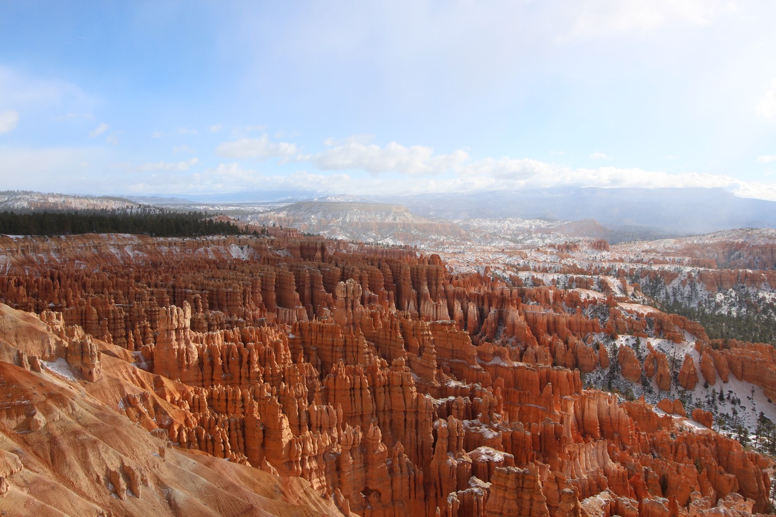 Um canyon coberto de neve no inverno com neve no chão (parque nacional bryce canyon, parque nacional, badlands, cânion, wild)