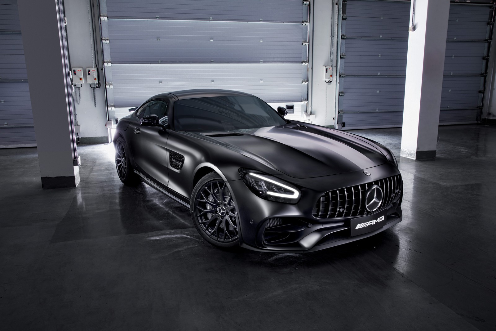 Um carro esportivo mercedes preto estacionado em uma garagem (mercedes amg gt, edição noturna, 2021, preto escuro, carros)