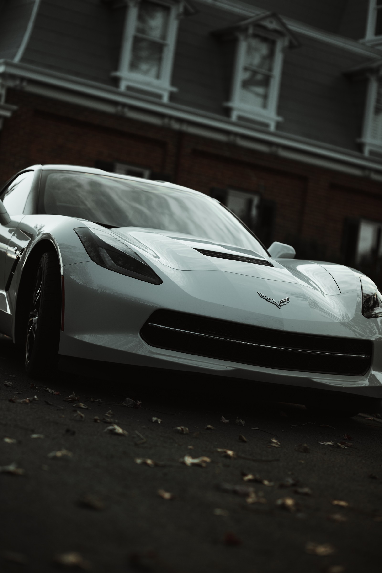 Un primer plano de un coche deportivo blanco estacionado frente a una casa (coche musculoso, chevrolet corvette zr1 c6, golpe, supercoche, chevrolet)