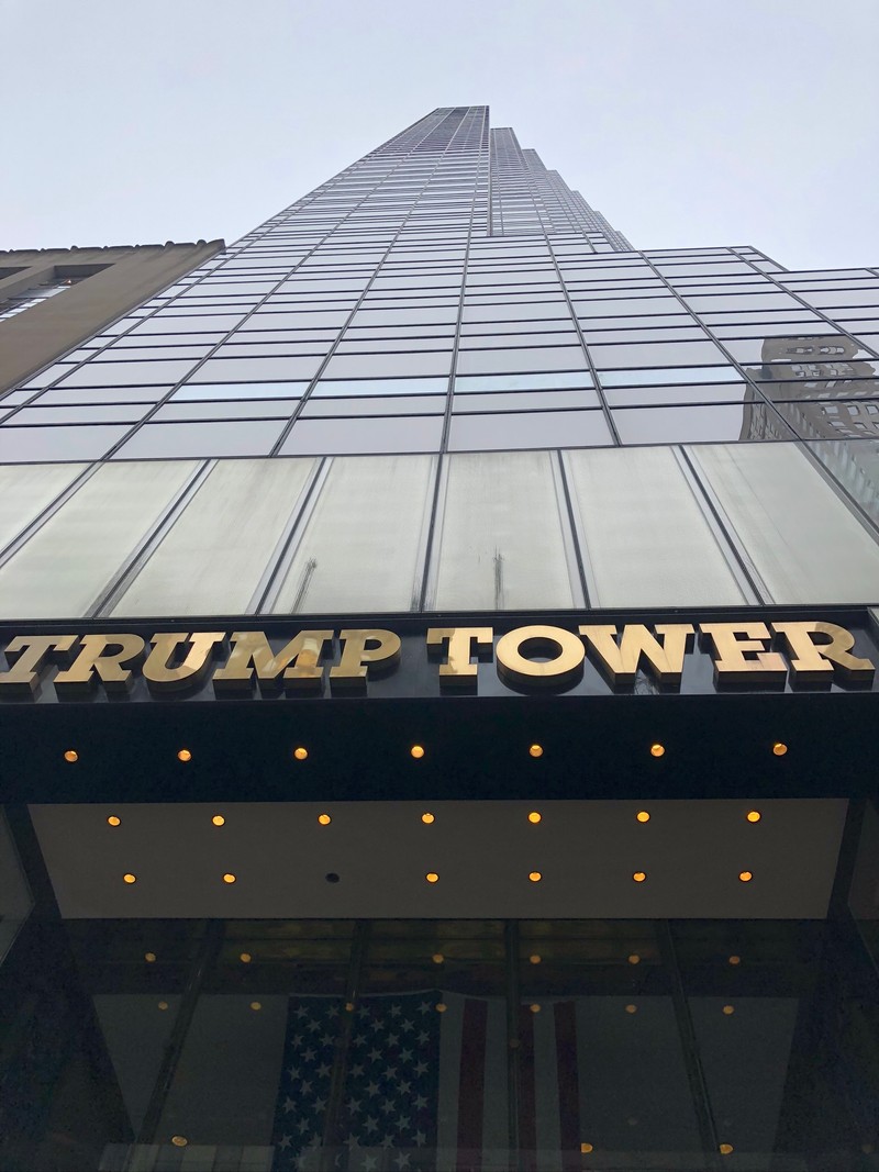 Воздушный вид на знак trump tower на здании (нью йорк, new york city, архитектура, фасад, коммерческое здание)