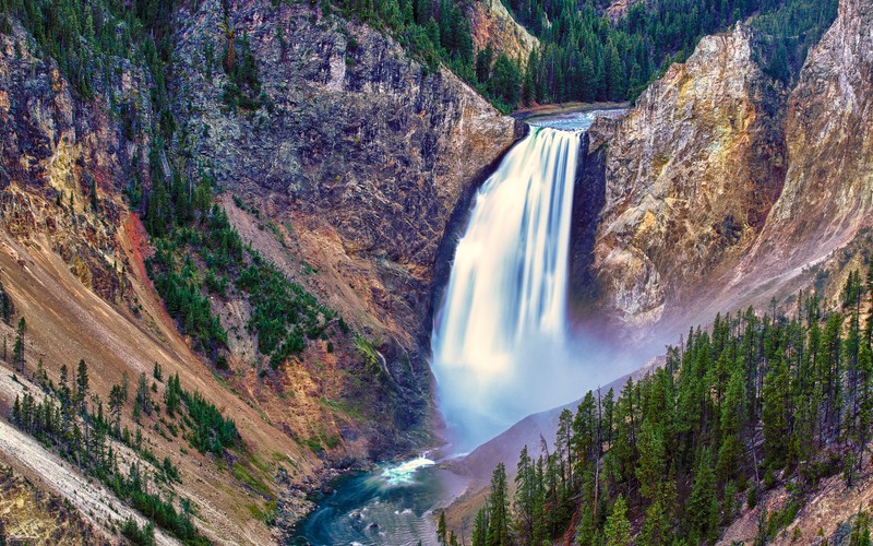 Вид на водопад в каньоне с рекой, протекающей через него (lower falls, национальный парк йеллоустоун, yellowstone national park, вайоминг, wyoming)