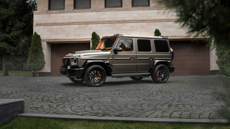 Арабский внедорожник припаркован перед домом с флагом на крыше (brabus 800, мерседес амг g 63, mercedes amg g 63, 5k, mercedes amg g class suv)