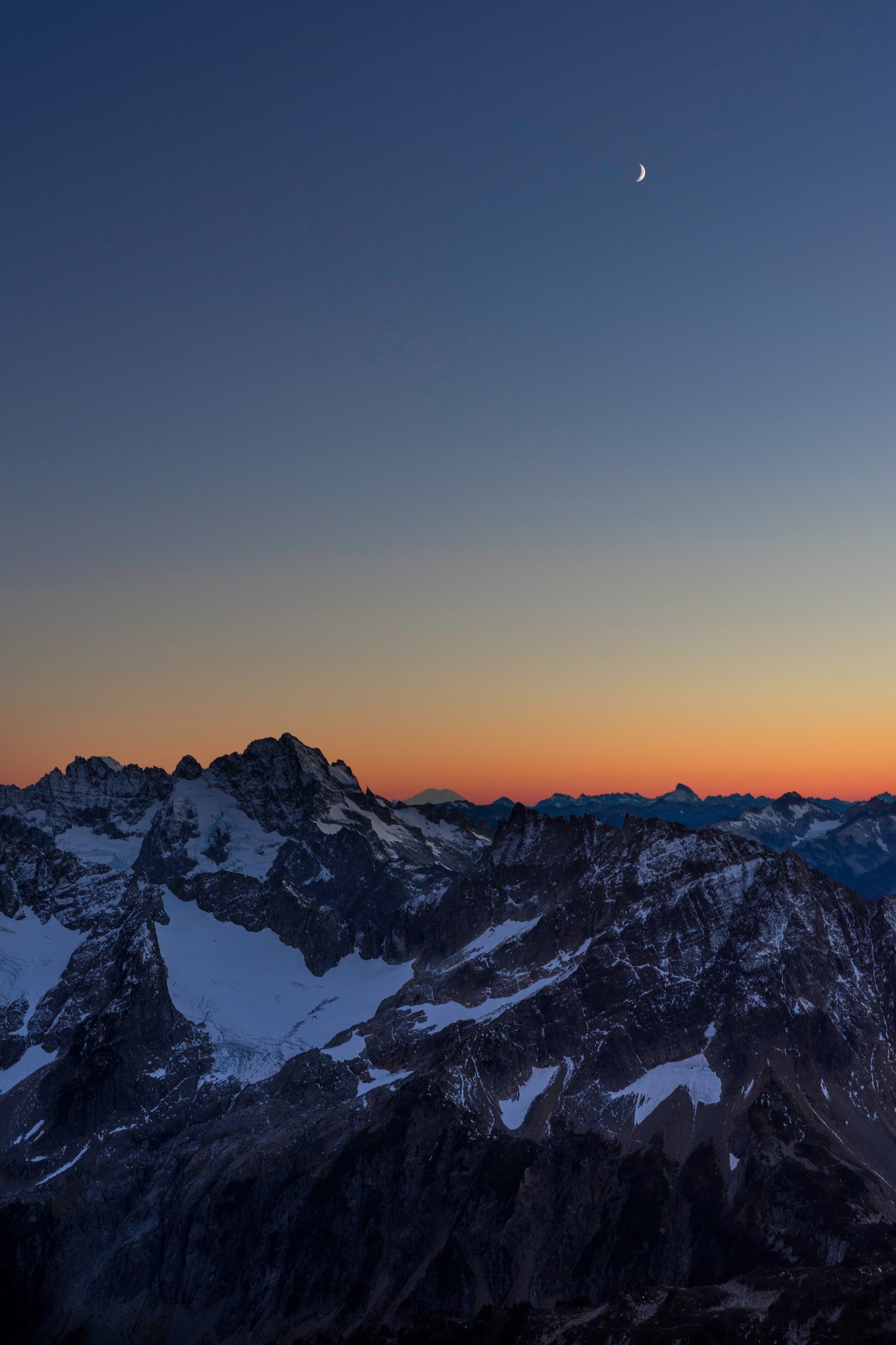 Montagnes avec de la neige et un croissant dans le ciel au coucher du soleil (montagnes, camping du glacier sahale, parc national des north cascades, sauvage, aube)