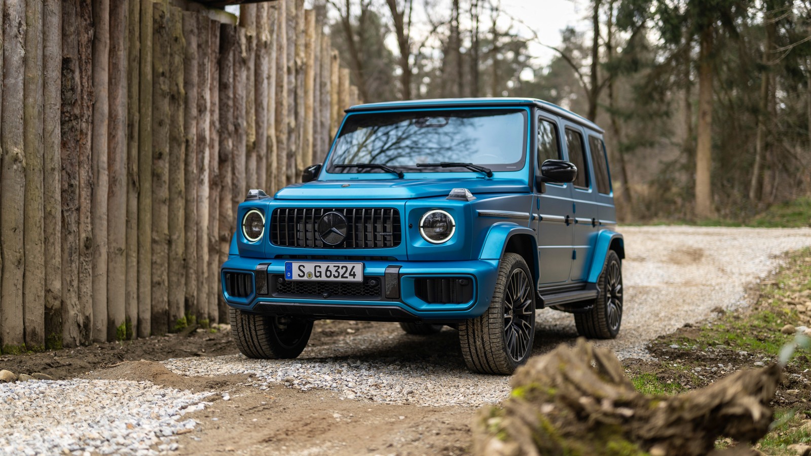 Une mercedes g-class bleue garée sur une route en terre (mercedes amg g 63, 2024, g wagon, mercedes amg g class suv, 5k)