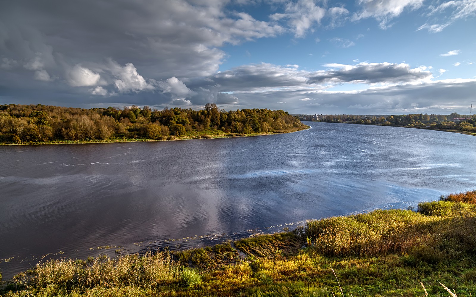 Вид на реку с несколькими деревьями и небом (природа, река, вода, водные ресурсы, облако)