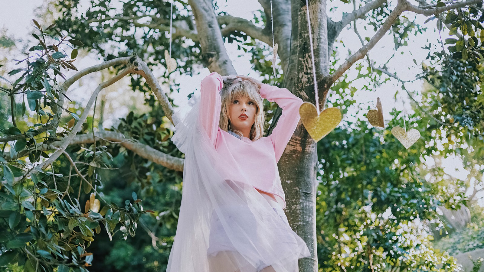 Araffe in a pink dress is posing in a tree (taylor swift, singer, celebrity, women, girls)