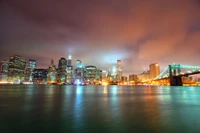 Horizonte noturno de Manhattan com reflexos na água