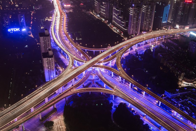 Вид на город ночью с мостом и рекой (interchange, дороги, пересечение, городской пейзаж, вид с воздуха)