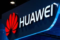 Cartel de neón de Huawei con logotipo en iluminación azul