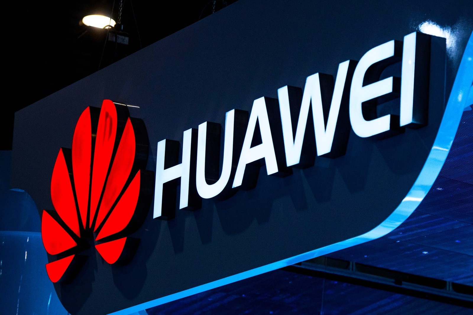 Un primer plano de un signo con el logo de una empresa (huawei, teléfono inteligente, logotipo, neón, señalización)