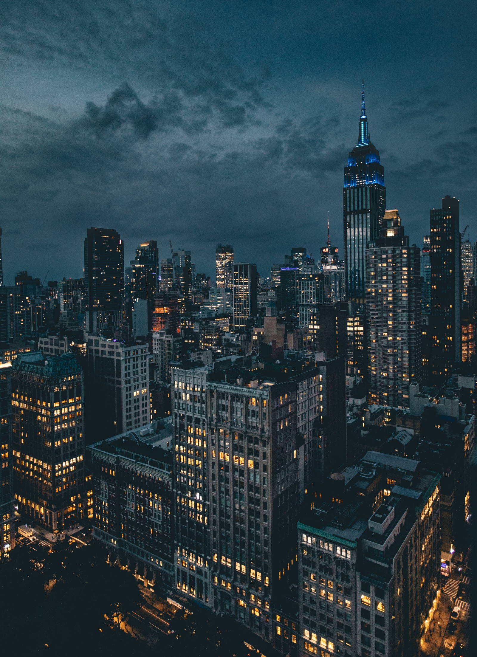 Vista aérea de una ciudad por la noche con muchos edificios altos (empire state building, noche, edificio, panorama, rascacielos)