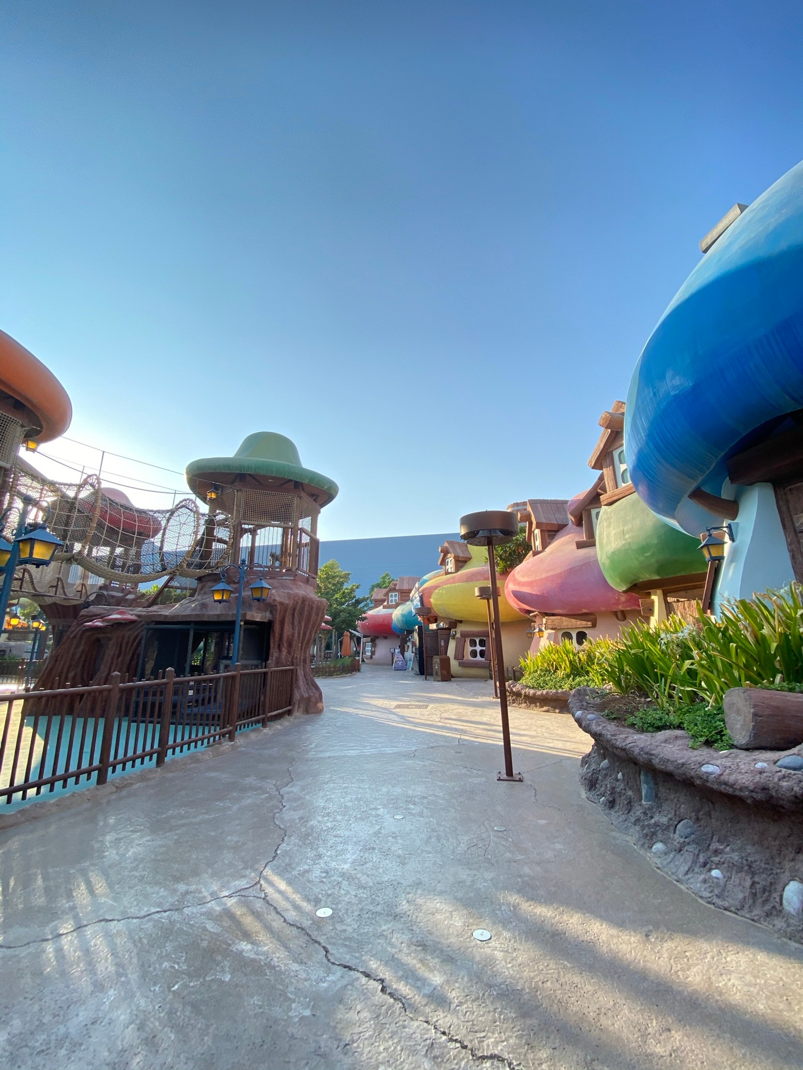 There is a large water park with a water slide and a water slide (resort, water, real estate, tourism, public space)